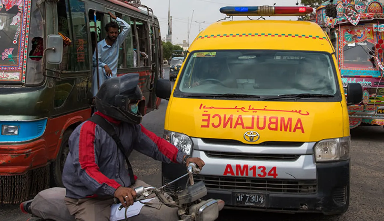 health-care-karachi-ambulance-traffic.jpg
